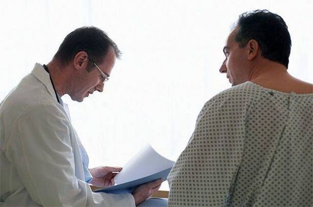 the doctor prescribes drugs for prostatitis to the patient